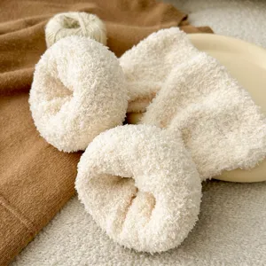 Verdichtete Korallenfleece Beinstulpen, kuschelige Wintersocken im Detail für warme Entspannung.