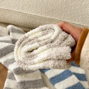 Gemütliche gestreifte Korallenfleece-Beinwärmer, dicke Wintersocken für warme Füße zuhause.