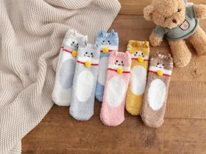 Pluche koraalvleece katten sokken detailweergave met schattige oren en zachte warme textuur.