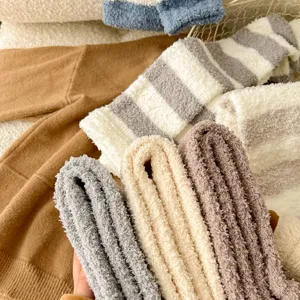 Detaillierte Ansicht dicker Korallenfleece-Beinwärmer mit weicher Textur für den Winter.