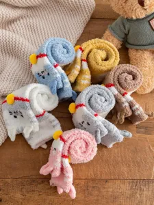 Detailopname vanzachte fleece sokken met schattig kattenontwerp voor warme voeten thuis.
