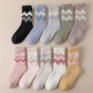 Calcetines de Tripulación de Forro Polar de Coral Espesado de Invierno para Mujer Calcetines de Suelo Suaves y Cálidos de Rayas Ondeadas