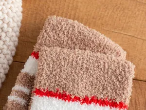 Gedetailleerd close-up van gezellige koraalfleece dames sokken, warme winter sokken.
