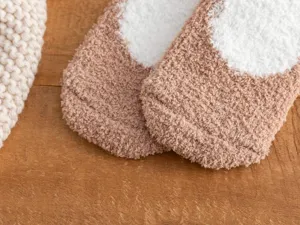 Pluche koraal fleece sokken detail, zachte warme dikke huissokken voor dames thuis.