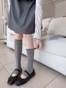 Mujer calcetines con estribo grises calentadores de piernas acanalados estilo primavera