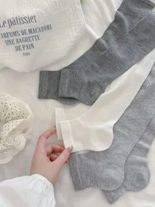 Detalle de calentadores de punto acanalado, tejido suave de algodón para primavera y verano.