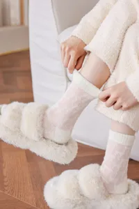 Détail de chaussettes femme pelucheuses épaisses, douces et chaudes pour hiver rose.