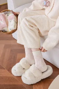 Chaussettes d'hiver épaisses et duveteuses pour femmes, chaussettes mi-hautes douillettes en peluche.
