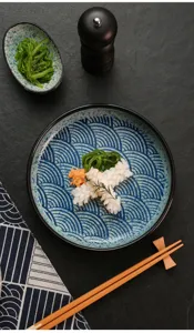Gros plan sur l'assiette creuse en céramique rétro japonaise avec motif de vagues.