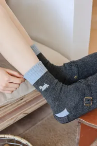 Calzini di lana spessi da donna con grazioso ricamo di cane e design a blocco di colore.