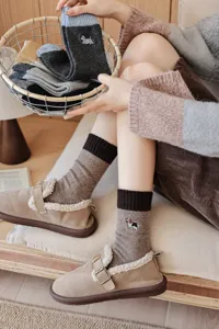 Calzini invernali di lana spessa da donna con ricamo di cagnolino e design a blocchi.