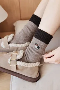 Calzini spessi in lana con ricamo di cucciolo e raffinato design bicolore elegante.