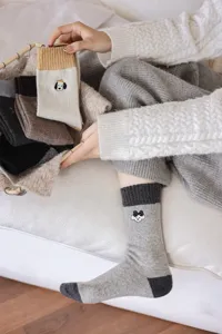 Calze di lana spesse e comode con ricamo di cartoni animati grazioso per l'inverno.