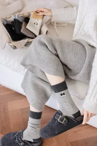 Calzini invernali spessi in lana da donna con ricamo di cartoni animati e blocco di colore