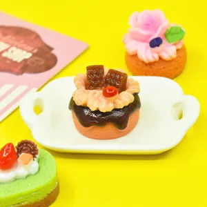 Vista dettagliata di ciondoli per dolci in miniatura in resina per artigianato e DIY