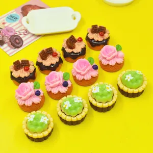 Primo piano di vari dolci colorati in resina in miniatura per decorazioni fai-da-te