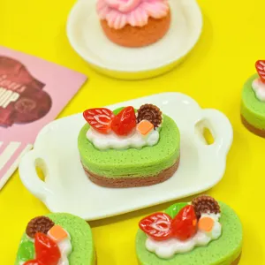 Vista macro dettagliata di ciondoli per torte alla fragola in resina mini per il fai-da-te.