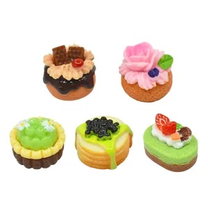 Dettaglio di cinque ciondoli per dessert in miniatura colorati in resina per il fai-da-te.