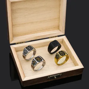 Herren Vintage Titanstahl Ring Set vier Farben Kreuz Blumenmuster Schmuckgeschenkbox
