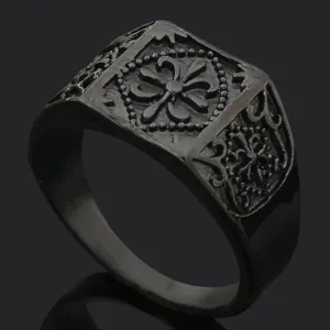 Herren Retro Titanstahl Ring mit filigranen geprägten gotischen Mustern und dunklem Finish.