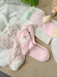 Détail de chaussettes en peluche rose d'hiver, chaussettes thermiques épaisses pour femmes.