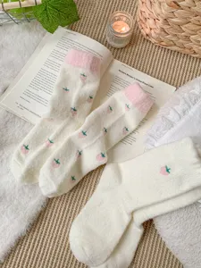 Chaussettes épaisses et douillettes pour femmes mignonnes fraises roses style japonais