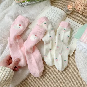 Chaussettes d'hiver douillettes et épaisses pour femmes, jolies chaussettes en peluche à motif.