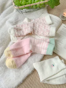 Chaussettes épaisses duveteuses d'hiver chaudes mignonnes mi-tubes peluche style doux femmes
