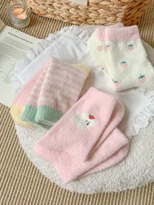 Chaussettes pelucheuses hiver femme epaisses chaudes mignonnes fraise rayees mi-hautes