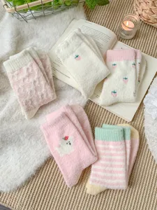 Chaussettes d'hiver duveteuses style japonais pour femmes, chaussettes douces et chaudes épaissies.