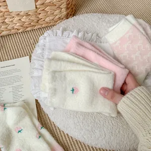 Détail de chaussettes d'hiver duveteuses douillettes, maille peluche douce avec fraise.
