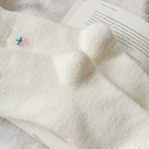Chaussettes d'hiver épaisses et douillettes blanches avec joli détail de fraise, douce et chaude.
