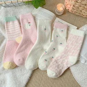 Chaussettes en Peluche Thermiques Épaissies d'Hiver pour Femmes Mignonnes Style Japonais Douces Rayées Rose Fraise Nœud Chaudes