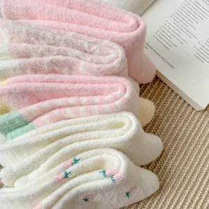 Chaussettes d'hiver chaudes et duveteuses pour femmes, jolies chaussettes mi-mollet douces.