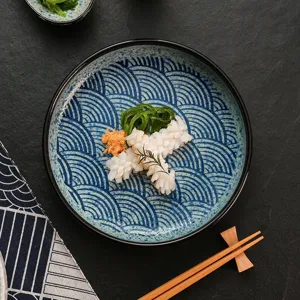 Assiette creuse en céramique rétro japonaise avec motif de vagues bleues, vue de dessus.