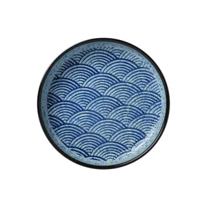 Assiette creuse en céramique vintage japonaise avec motif de vagues bleues classiques.