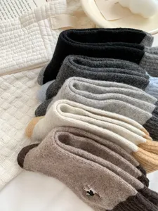 Calze di lana invernali ispessite da donna, stile coreano colorblock ricamo di simpatici animali.