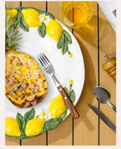 Detailopname van het noordse creatieve citroen reliëf keramische dinerbord met ananas.