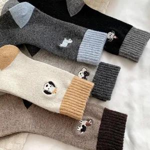 Calzini invernali spessi di lana da donna con ricamo di animali carini e design colorato.