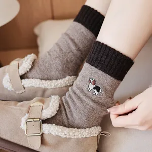 Calzini di lana spessi da donna in inverno con design color-block e ricamo di cagnolino.