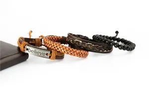 Set de pulseras de cuero trenzado multicapa con placa de metal y cuentas de madera.