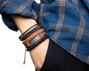 Conjunto de pulsera de cuero trenzado multicapa con detalle de placa de metal
