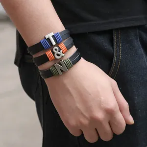 DIY mehrlagiges schwarzes Lederarmband mit Metall Buchstaben Anhängern und bunten Kordeln.