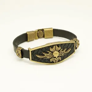 Bracelet en cuir style punk avec tete de mort et boucle metallique pour bijoux homme.