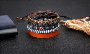 Vista detallada de pulseras trenzadas de cuero boho multicapa con cuerdas y tachuelas.