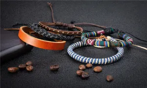Presentación detallada de pulseras boho de cuero y tejidas hechas a mano con varios estilos coloridos.