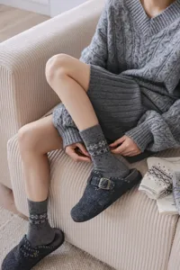 Gemütliche winterliche Wollmischung Socken mit klassischem Muster für warme Alltagstage.
