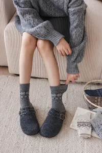 Gemütliche Damen Wollsocken mit klassischem Muster für kuschelige warme Wintertage.