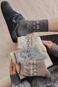 Gemütliche Wollsocken mit klassischem nordischen Muster, dick und warm für den täglichen Winter.