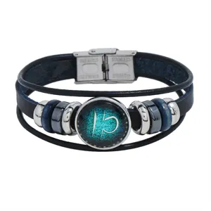 Primer plano detallado del brazalete zodiacal de cuero multicapa con cierre de acero.